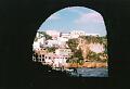 Ponza, maisons colores vues au travers d'une arche.jpg